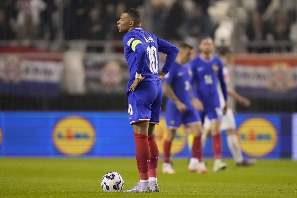 中超榜首易主 申花反超海港1分夺回争冠主动权.